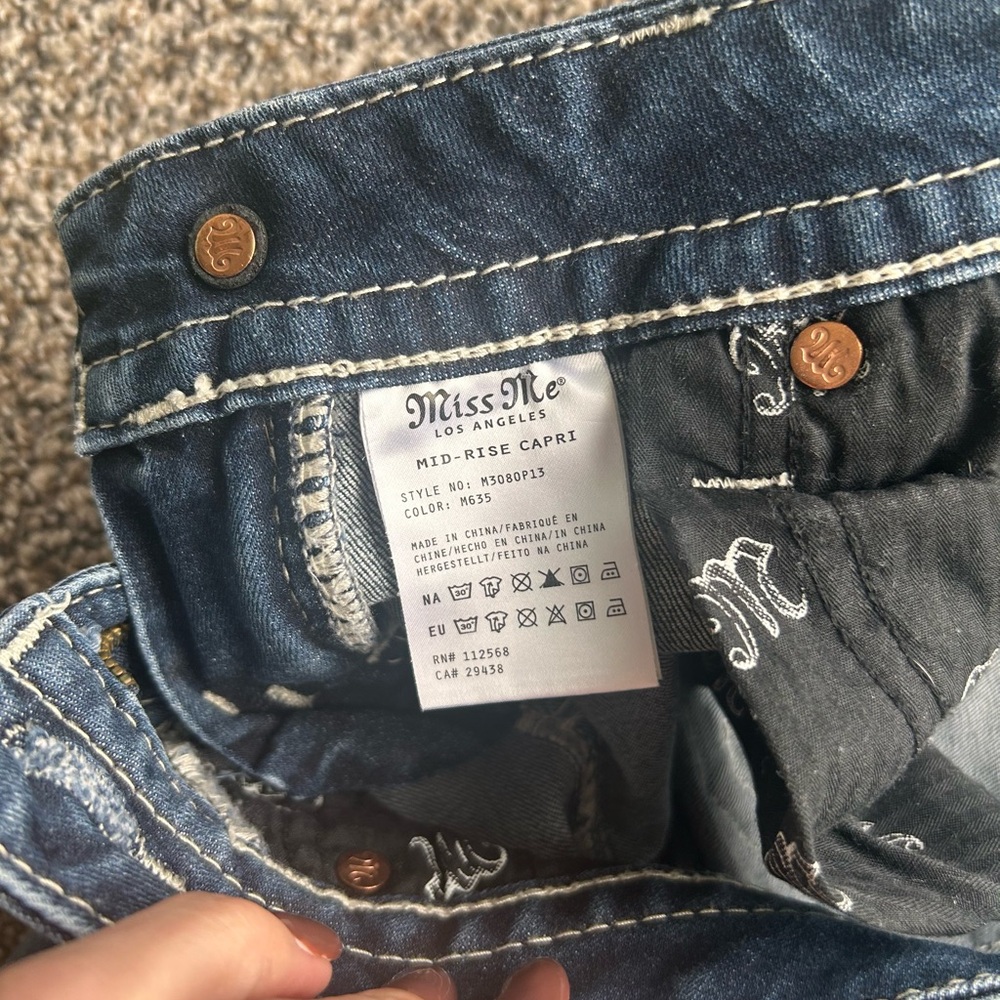 Miss Me Capri Jeans - Picture 4 of 7